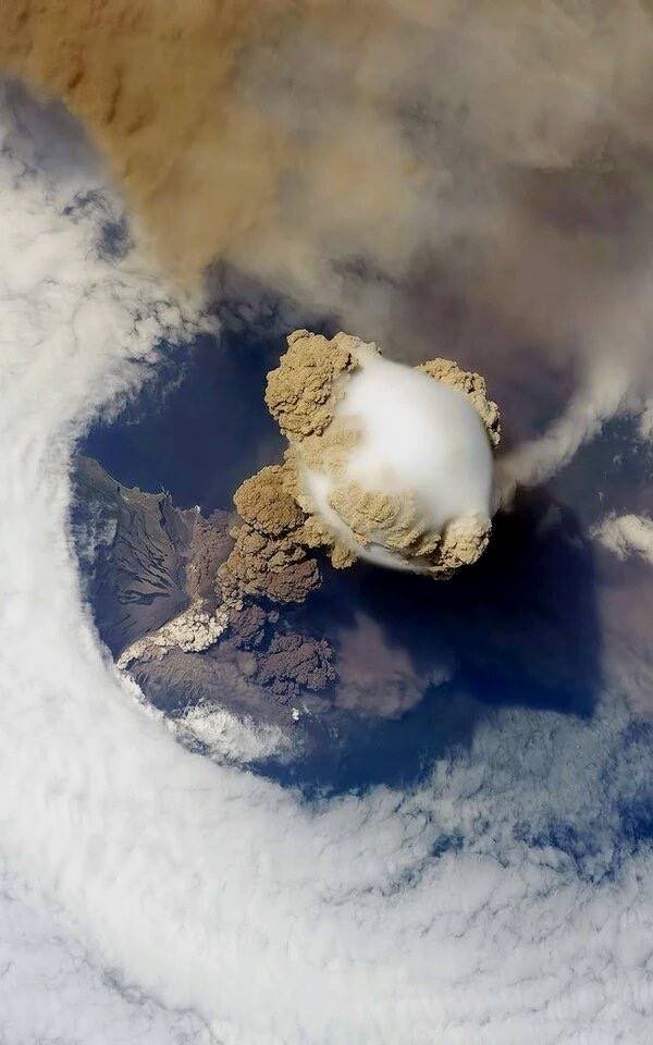 BsHome88's tweet photo. A volcanic eruption as seen from space https://t.co/3IPs3bhVny