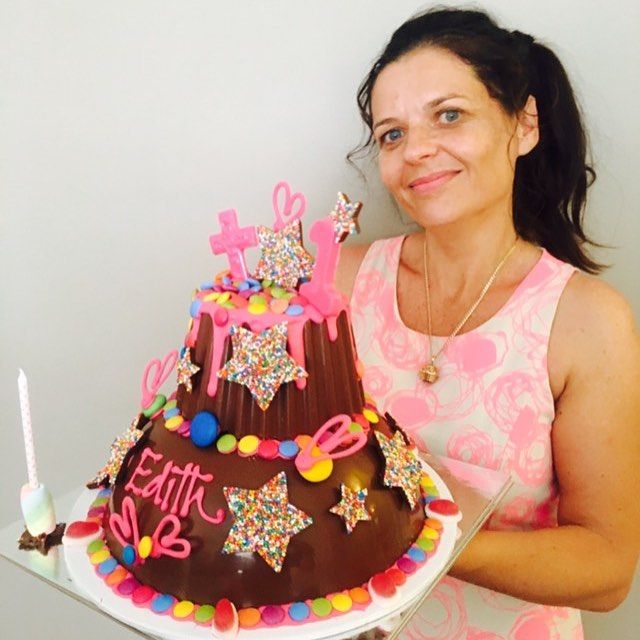 EdibleSupplies's tweet image. New reading up on our "Cake Crumbs" blog today, featuring Kylene Lovat from @smashcake. Who wouldn't love to crack open a lolly laden chocolate piñata cake? Click here to read more buff.ly/2OX6Kkq

#pinatacakes #chocolate #cakeblog #edibleimagesupplies #edibleimages