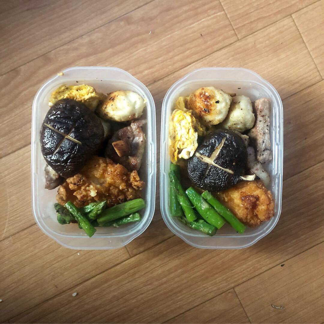 violencelunch's tweet photo. 今日の暴力 vol.12
「ど暴力弁当」

豚焼き
チキンカツ
焼き椎茸
すじ団子
卵焼き
アスパラガス

#暴力弁当 #食べることは生きること #弁当で繋がりたい #盛り付けデザイン学 #盛り付けが芸術 #巨大椎茸 #豚肉  #すじ #卵焼き 

椎茸は華があるな。3枚目にメイキングもあるわ 見たって。 https://t.co/Bwit3AtbIu