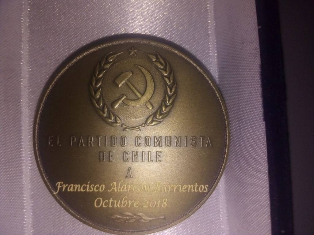 Con orgullo, la medalla Luis Emilio Recabarren recibida por el histórico dirigente social y político Francisco Alarcón Barrientos vocerodelapatagonia.wordpress.com/2018/10/28/con…