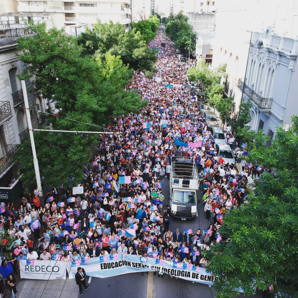 MxlaVidaoficial's tweet photo. 🇦🇷 Córdoba ♥️💙
Miles de ciudadanos pacíficamente pidiendo x nuestros hijos, nuestros chicos y nuestros derechos
#ConMisHijosNoTeMetas https://t.co/YDxruZPcmX