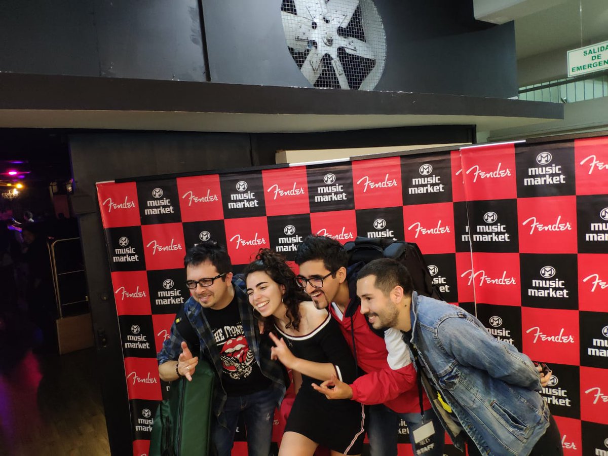 YolksClara's tweet photo. Hoy la pasamos genial con los chicos en el #fenderday gracias a music market por pasarnos la voz!! Un domingo lleno de #RockAndRoll ✌️✌️✌️ https://t.co/U3t5t2822r