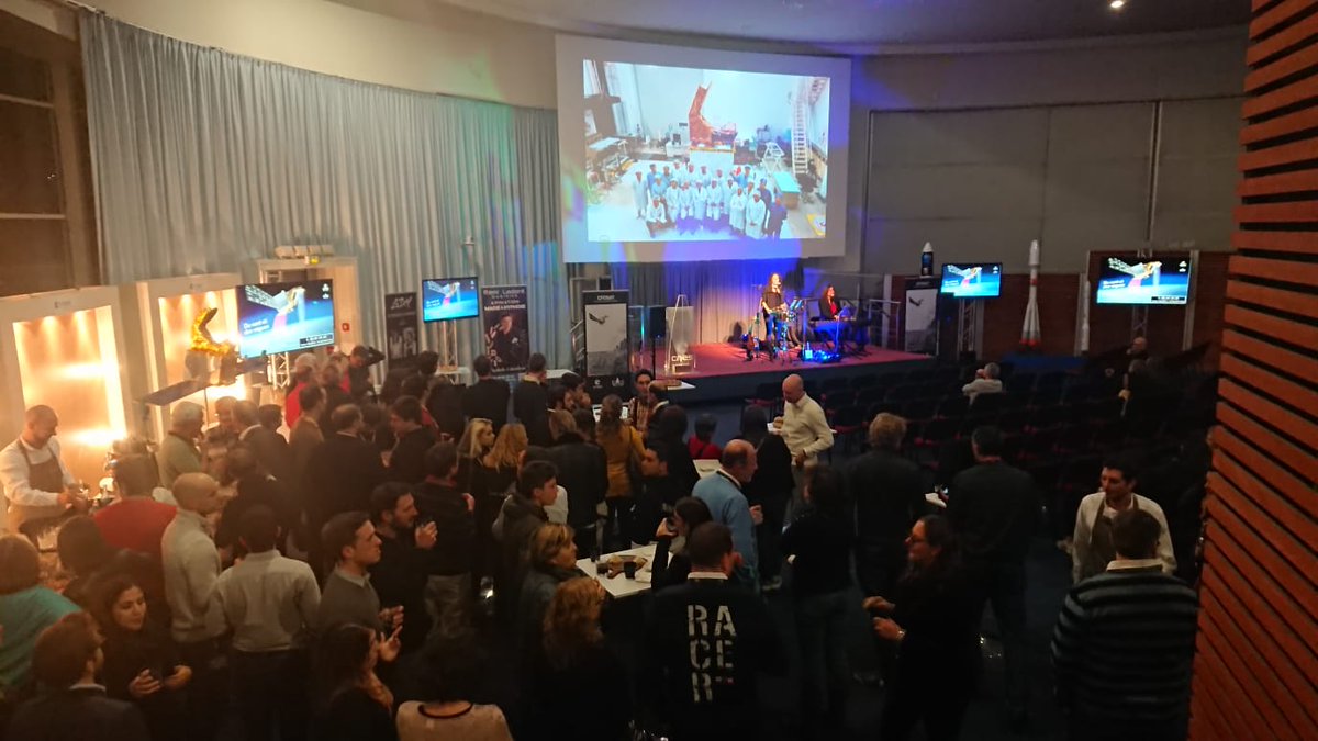 plusieurs dizaines de personnes rassemblées devant un écran montrant des photos du satellite cfosat