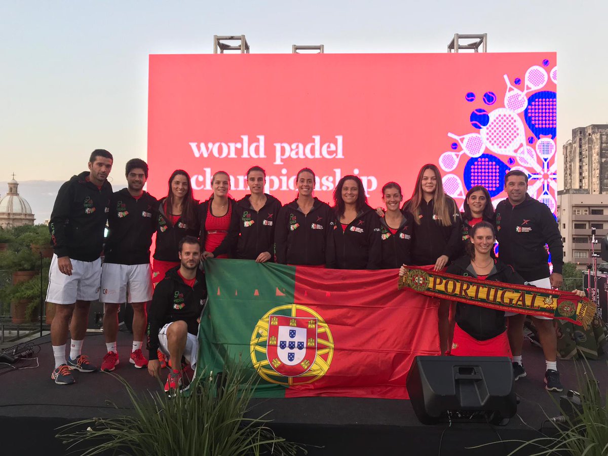 AnaCatNogueira's tweet photo. Campeonato do Mundo de Padel no Paraguai! Hoje cerimónia de abertura, amanhã iniciam os jogos. Às 9h (hora local), Open de duplas contra Suécia e às 18h, equipas contra a seleção da casa! Vamos Portugal! 🇵🇹💪 #campeonatomundopadel #fip #fippadel #selecaonacional #fpp https://t.co/fbWNZwGYxP