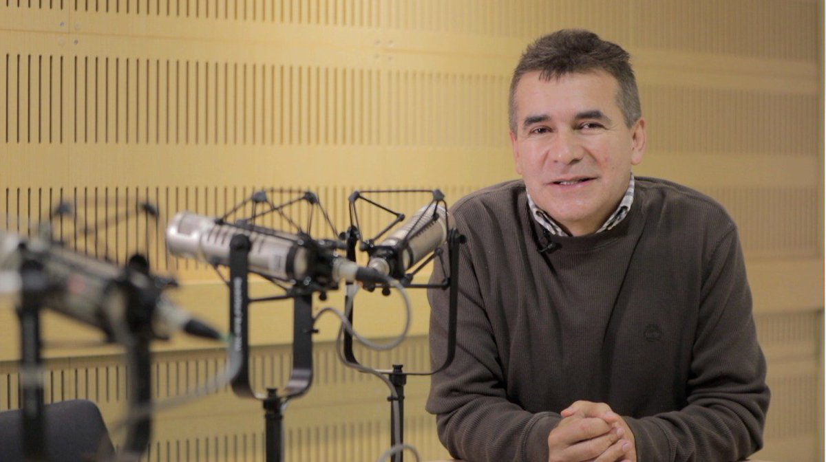 GobEnCasaTv's tweet photo. El protagonista de #YoSoyCundinamarqués, es el reconocido periodista deportivo, #DiegoRueda. Oriundo del municipio de #LaPalma en la provincia de #RioNegro, nos cuenta su gran historia desde los tiempos que narraba partidos de fútbol cuando apenas tenía 10 años de edad. https://t.co/aPpe8Isyq2