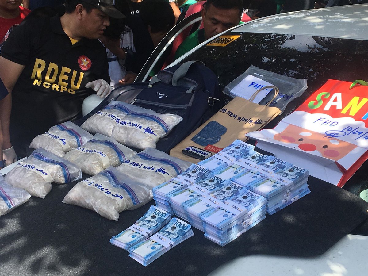 PHNews01's tweet photo. LOOK: 54 milyong halaga ng shabu nasabat ng NCRPO Regional drug enforcement sa isang bus station sa #Caloocan. Ito ay pinangunahan ni PNP Chief, PDG Oscar Albayalde at NCRPO regional director PDIR Guillermo Eleazar.
#PNPInAction
#WarOnDrugs
(c) JM Encinas https://t.co/4wAprbO9HF