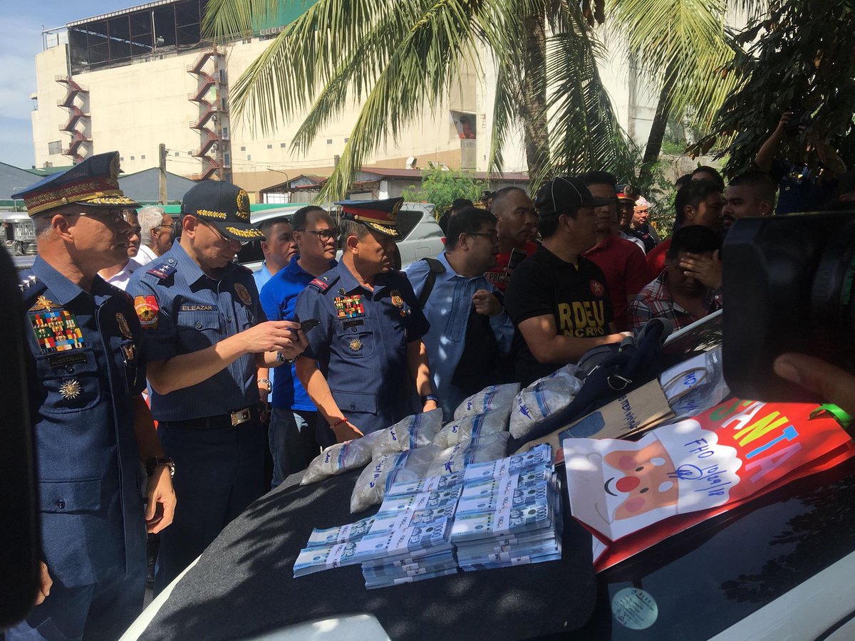 PHNews01's tweet photo. LOOK: 54 milyong halaga ng shabu nasabat ng NCRPO Regional drug enforcement sa isang bus station sa #Caloocan. Ito ay pinangunahan ni PNP Chief, PDG Oscar Albayalde at NCRPO regional director PDIR Guillermo Eleazar.
#PNPInAction
#WarOnDrugs
(c) JM Encinas https://t.co/4wAprbO9HF