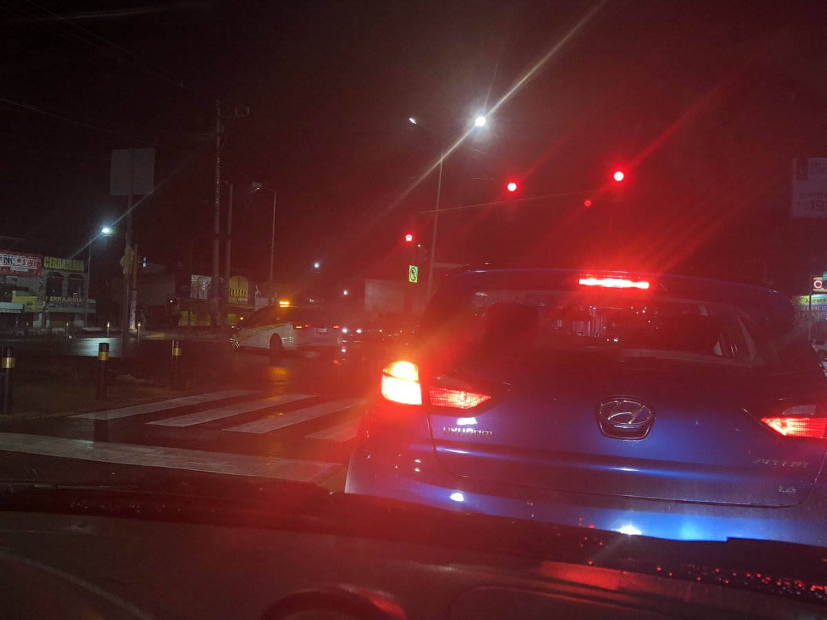 UJustDontKnowSG's tweet photo. así nuestra policía en Puebla, pasándose los altos ... https://t.co/ztbqn4zIBf