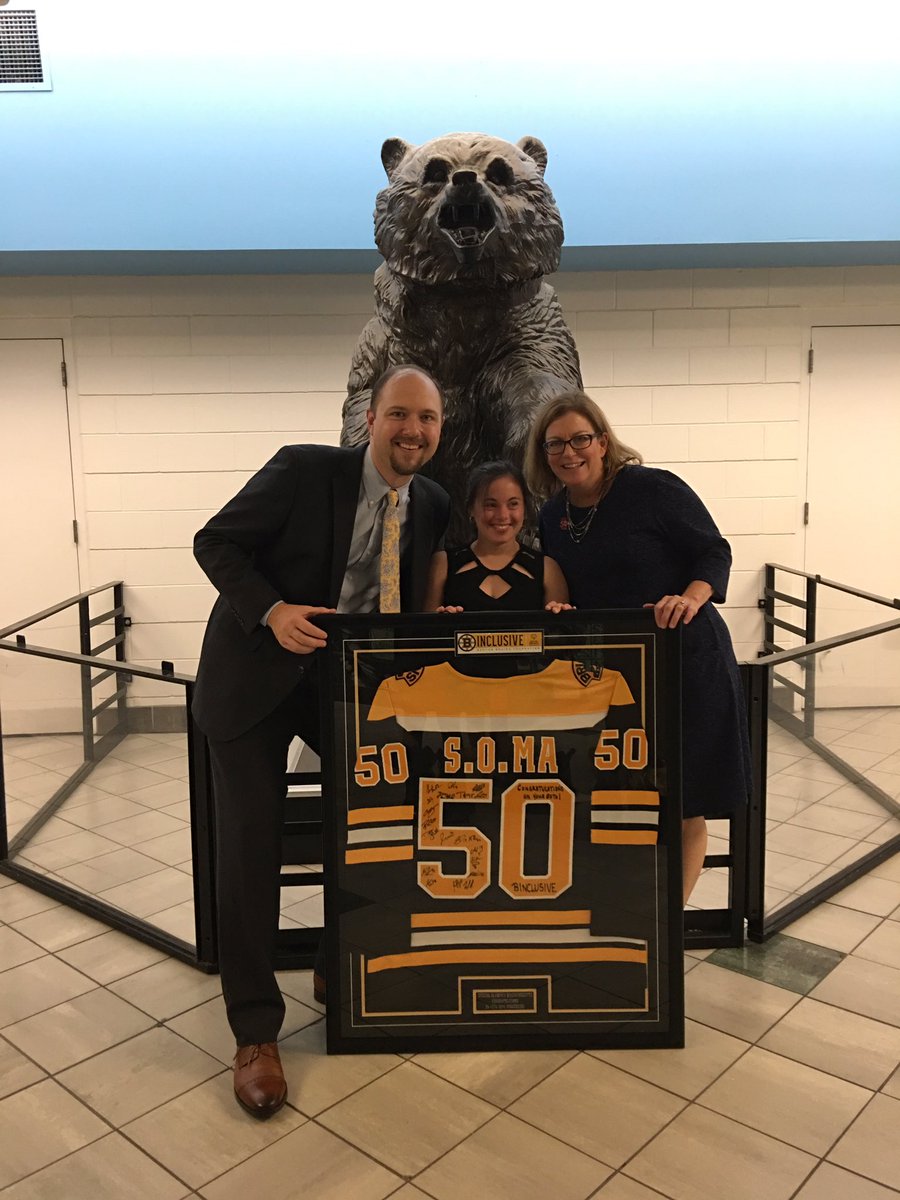 Ingredients to a good Sunday night:

✅Friends
✅Bears
✅Hockey Jerseys 

Another great event in the @NHLBruins / @SpOlympicsMA partnership with @McmahonMarybeth and Beth Donahue. #BInclusive #SpecialOlympics50
