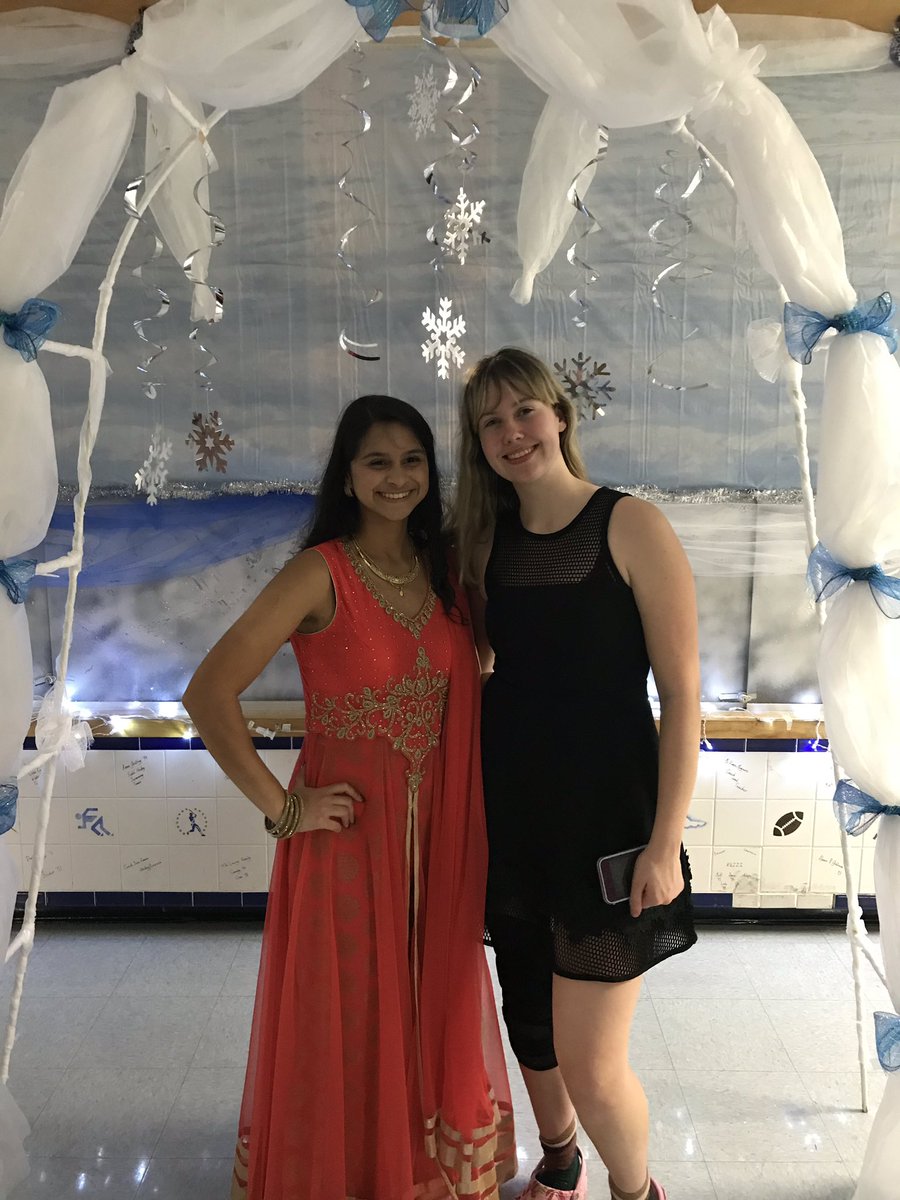 CresciMarty's tweet photo. These AIHS srs has the look at #AIHSHomecoming #AIHSspiritweek https://t.co/Bow7O2iiZk