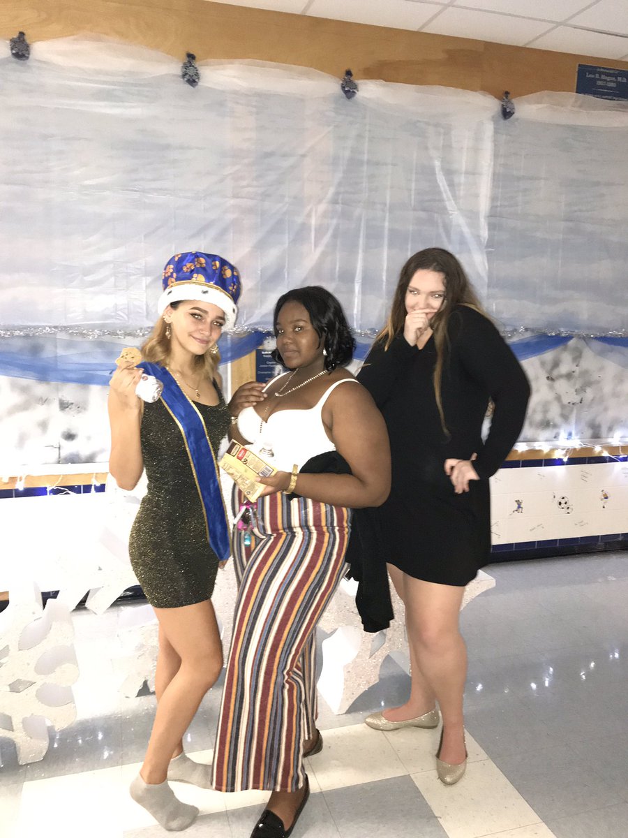 CresciMarty's tweet photo. These AIHS srs has the look at #AIHSHomecoming #AIHSspiritweek https://t.co/Bow7O2iiZk