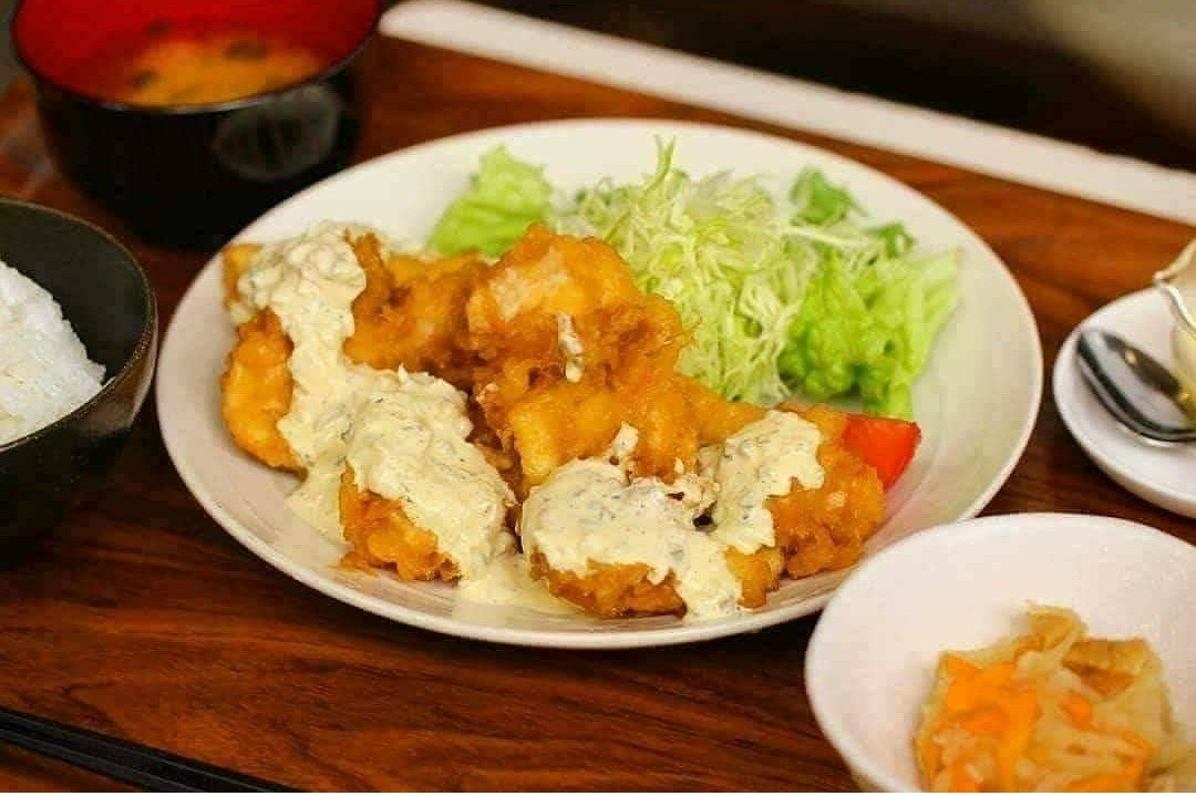 KitchenNicori's tweet photo. 今週の週替わりは〜🎶
「チキン南蛮」
朝晩冷え込むようになり体調崩しがちなこの時期😭
もりもり食べて体力つけて乗り切りましょう💪💪
皆さまの御来店をスタッフ一同心よりお待ちしております😊

  #宇和島
#宇和島市
#宇和島ランチ
#ランチ
#キッチンニコリ
#kitchennicori https://t.co/QyAhkMARYU