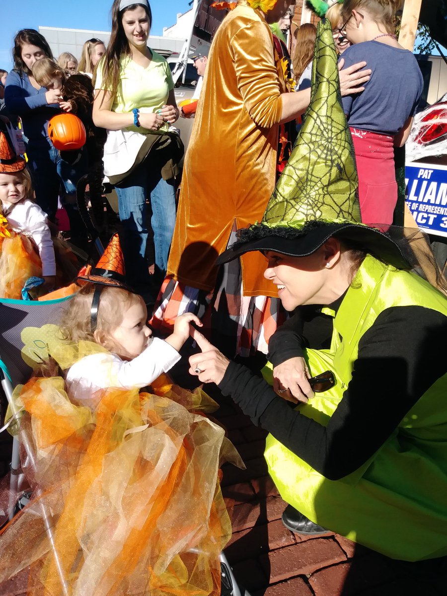 MarcGagne16's tweet photo. Is @ReneeHoagenson great or what? Here she is at the Historic Harrisonville Square Trunk or Treat in #MO04.
Next question..... Has anyone ever seen @RepHartzler put on a costume and have a little fun?
#DemsCare #FBR #VoteBlue https://t.co/9W9qzo13Cb