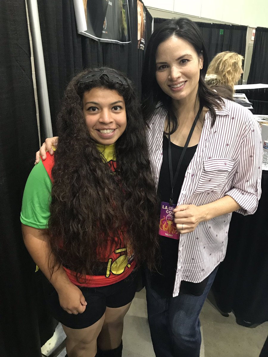 MoonFlowerWolf5's tweet photo. I got to meet my hero. 😍😍😍😍I never thought in a millions years I would get the chance to meet this amazing, beautiful, and charming woman. Please come back next year. #MadeMyDay ❤️❤️❤️❤️ #NyssaAlGhul #HeirToTheDemon My first celebrity greet. 🤗🤗🤗 @katrinalaw https://t.co/RP9L6AEv2J
