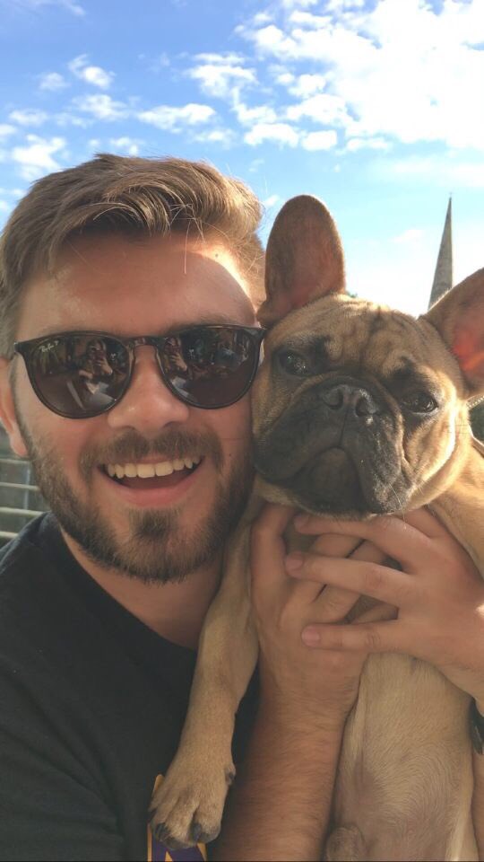 get u a homecoming king who loves dogs mercer 👏👏