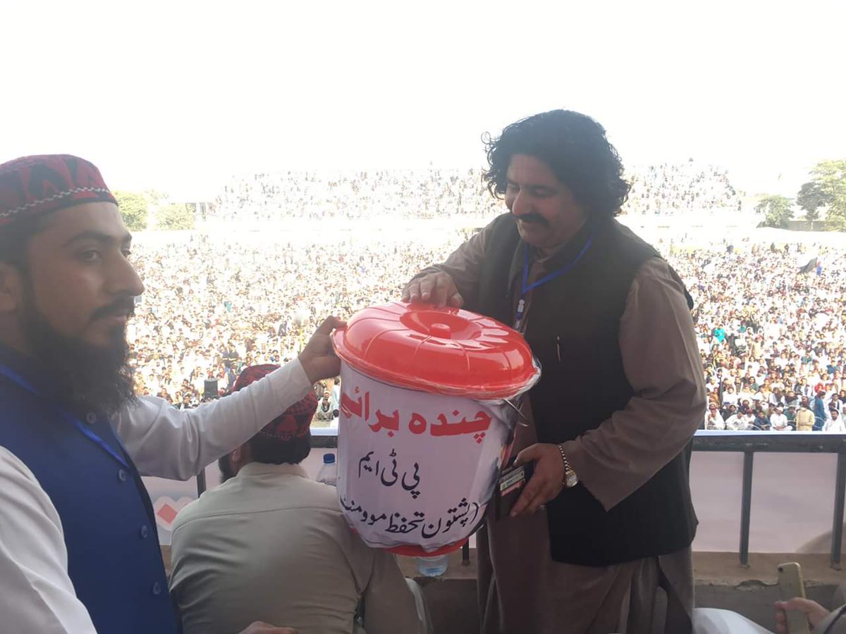 TribeWazir's tweet photo. پشتون تحفظ موومنٹ کیلئے بنوں جلسہ میں چندہ
جو الزام لگاتے ہیں کہ پی ٹی ایم کو را اور موساد فنڈنگ کرتے ہیں ان کیلئے شرم کا مقام
@a_baittani @manzoorpashteen @Aliwazirna50 https://t.co/jt10Luc2rL
