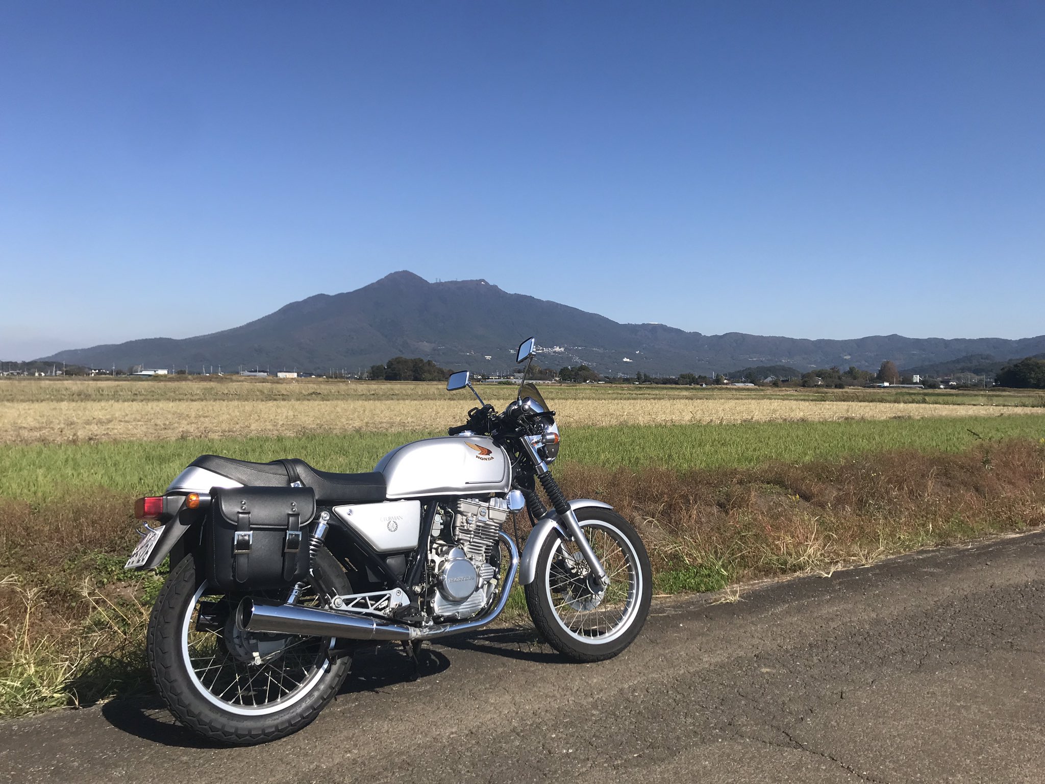 Gb250 初期型現役 K75ss ナンバー無し いつか復活させるぞ 今日は久しぶりにバイクに乗りました 夜勤明けなのにしっかり3時間近く走り回って 今帰宅 リフレッシュ出来た 写真は筑波山をバックに 田舎道での一枚 Gb250 Gb250クラブマン