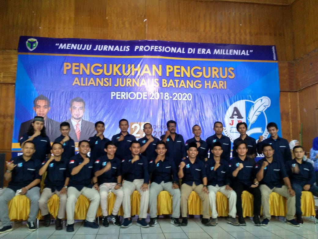 KmsChairudin's tweet photo. Pengukuhan Pengurus Aliansi Jurnalis Batanghari (AJB)
" MENUJU JURNALIS PROPESIONAL DI ERA MILLENIAL "
#ALIANSIJURNALISBATANGHARI
#AJB
#PEMERINTAHBATANGHARI
#MUARABULIAN
#GEDUNGPEMUDA
#JAMBI https://t.co/O0R8ktQQ2r