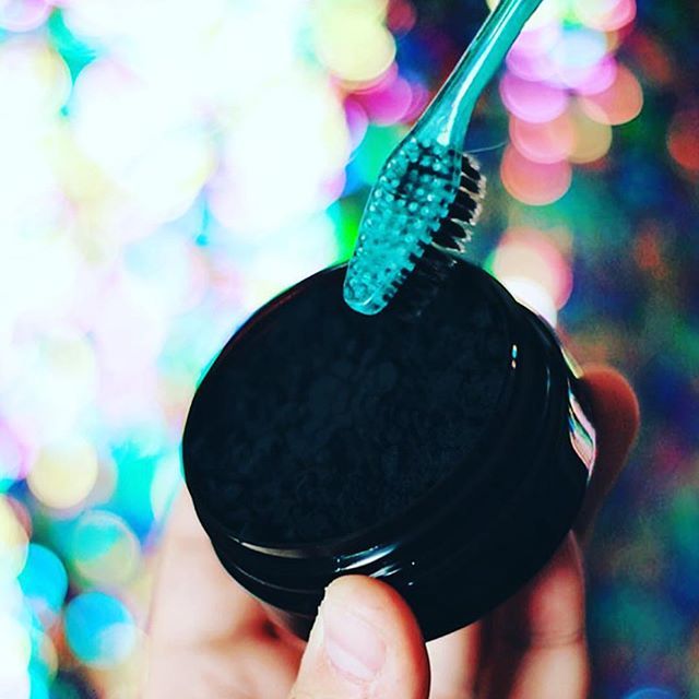 carboncocoau's tweet image. The power of #activatedcharcoal made easy and enamel-safe 👌🏻 #carboncoco #teethwitheningkit 📷: @guyoverboard ift.tt/2AwUn5T