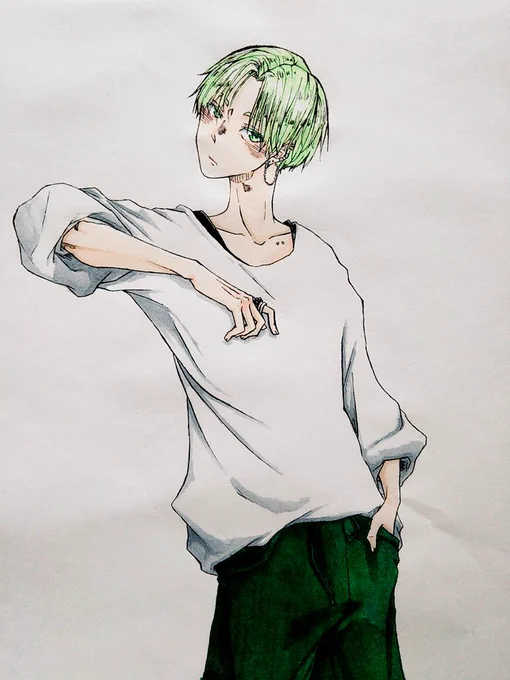 アナログですが、久しぶりに絵を描きましたー!謎ポーズww加工したものとしていないものを上げときます 