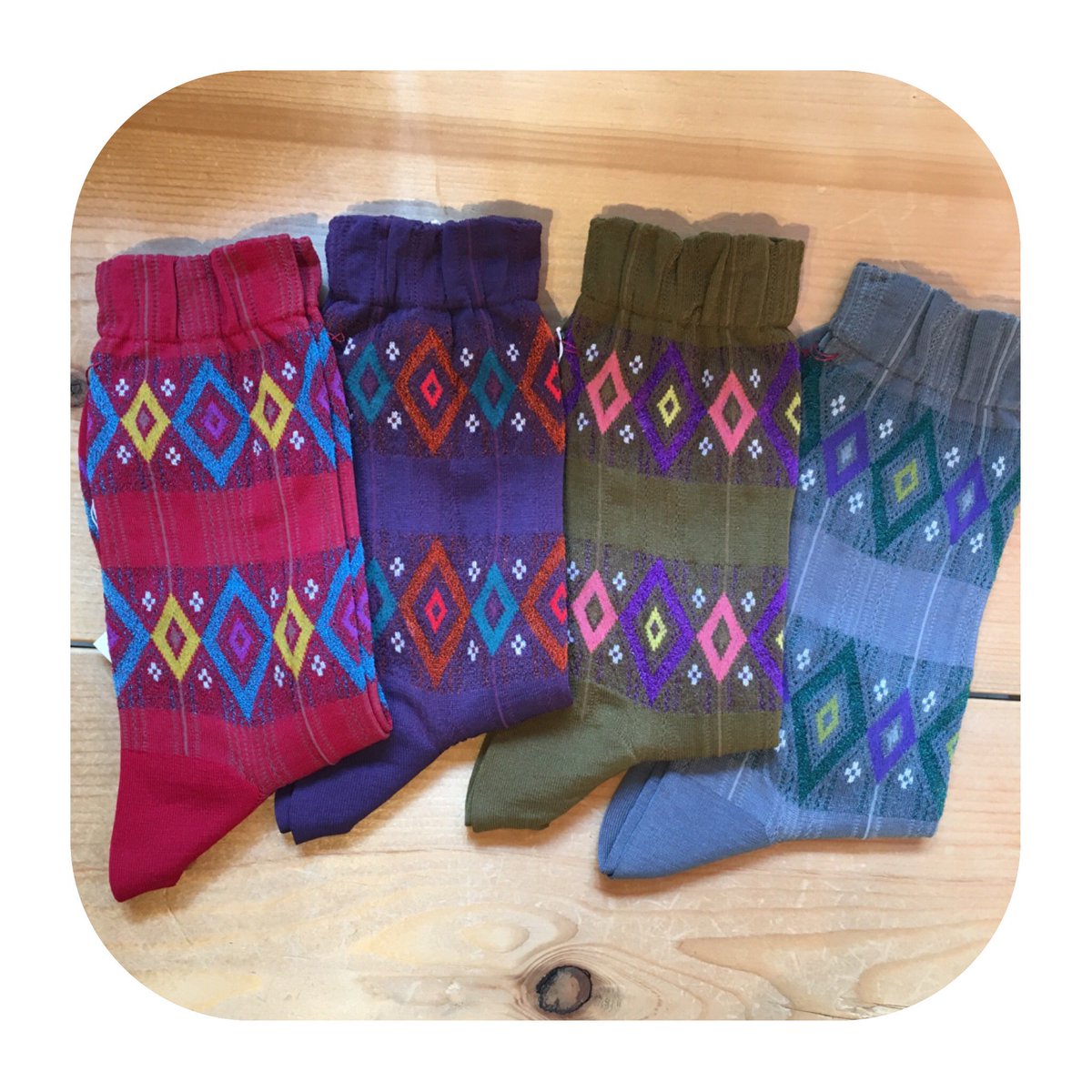 marbleSUD_hara's tweet photo. #ayamesocks 展 4日目! 秋の陽射しが綺麗な日ですね。そんな日におすすめなのが #ステンドグラス ソックスラメや柄で表現した美しい1足。イベントや年末に向けて多くなるパーティやお出かけにもおすすめです♫ きん #マーブルシュッド #marbleSUD #原宿 https://t.co/NVavYWE0qy