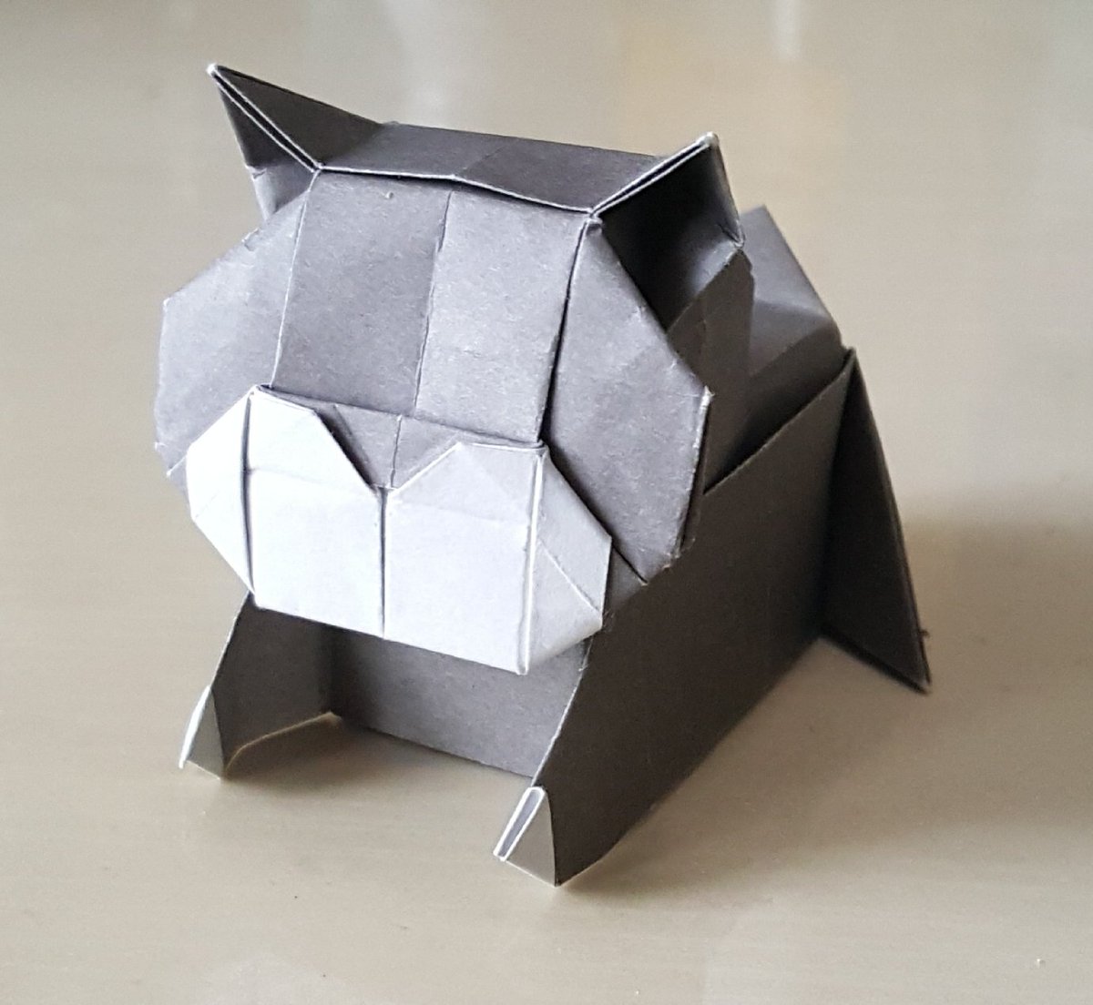 Tatsumi S Mitsuda Twitterren 折り紙2枚で立体の猫を折ってみました 首の部分がジョイントになっていて差し込む方式です 体の部分は以前作った犬と共通です 折り紙 折り紙作品 猫