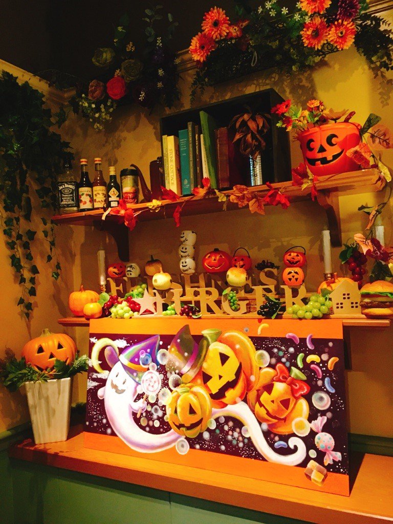 フレッシュネスバーガー 公式 ハロウィンディスプレイコンテスト 第1位 蒲田店 ｊｒ蒲田から徒歩７分のお店です ハロウィンの飾りつけでお店が暗い雰囲気にならない様 なるべく明るい色を使って イラスト 飾りつけを行いました
