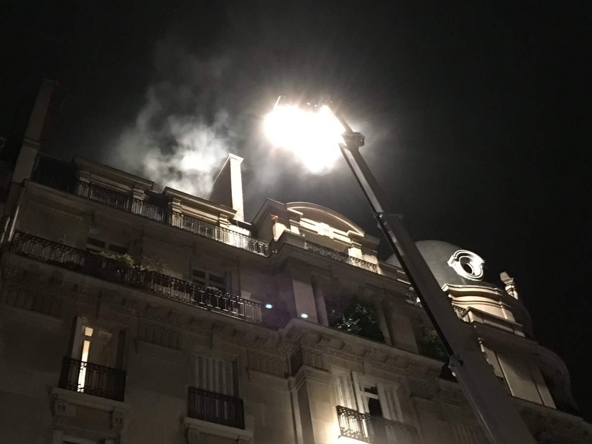 JimmyCrombez's tweet photo. Ça crame par ichi #incendie #paris #8eme https://t.co/AUozlGZBRt