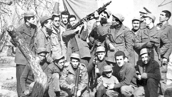 حرروها من أجل جيل يدافع عن أفكاره بطاغي وجام وبارطاجي...ولم تشذ عن ذلك "النخبة" 😂😂😂😂😂😂 آه يابلادي آه🇩🇿