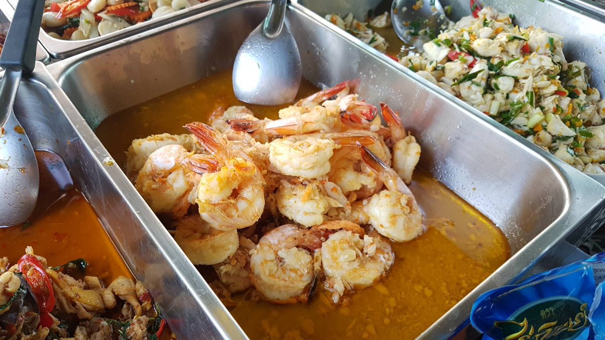 wongnai's tweet photo. ข้าวแกงไฮโซริมคลอง วัตถุดิบดีงามสุด มีปูด้วย เมนูทะเลคือแบบดีงาม กุ้งตัวโต สดใหม่ แน่นอนว่าราคาจะสูงกว่าข้าวแกงทั่วไปนะ แต่ร้านนี้คือควรค่าแก่การไปลองจริงๆ !! 🤩
📍ข้าวแกงไฮโซ คุณแอ๋ว : ถนนตีทอง ปากตรอกวิสูตร กทม (เป็นรถเข็นริมทางข้างคลองหลอดวัดราชบพิธ)
📷 นักรีวิววงใน #วงในพาแดก https://t.co/OI05xbBvnS
