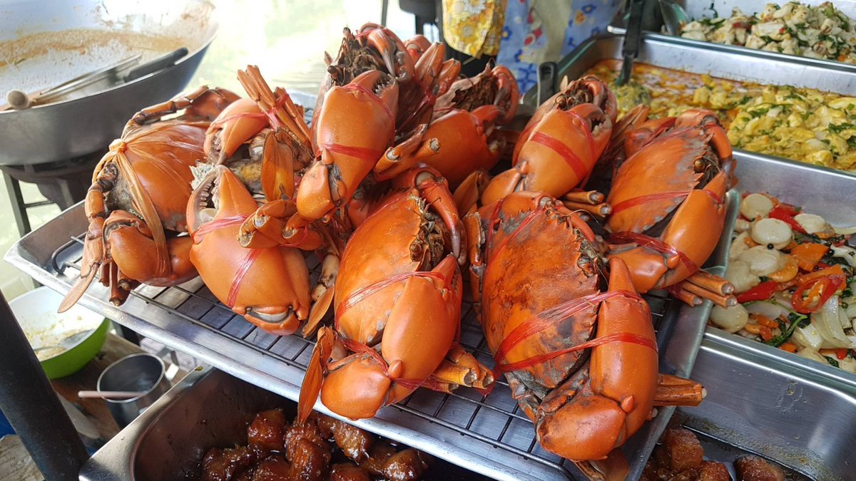 wongnai's tweet photo. ข้าวแกงไฮโซริมคลอง วัตถุดิบดีงามสุด มีปูด้วย เมนูทะเลคือแบบดีงาม กุ้งตัวโต สดใหม่ แน่นอนว่าราคาจะสูงกว่าข้าวแกงทั่วไปนะ แต่ร้านนี้คือควรค่าแก่การไปลองจริงๆ !! 🤩
📍ข้าวแกงไฮโซ คุณแอ๋ว : ถนนตีทอง ปากตรอกวิสูตร กทม (เป็นรถเข็นริมทางข้างคลองหลอดวัดราชบพิธ)
📷 นักรีวิววงใน #วงในพาแดก https://t.co/OI05xbBvnS