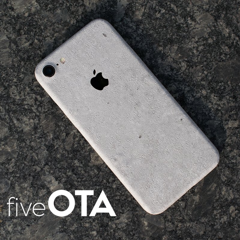 fiveota's tweet photo. With great texture, comes great responsibility.

Shop now for the Concrete Skin:👇
https://t.co/kAg9gxLO7m

#fiveota #fiveotaskins #fiveotamobileskins #concrete #apple #iphone #iphone7 #outdoorphotography #marvel #spiderman #photography #productphotography #fiveotaclan https://t.co/roEah2SFBi