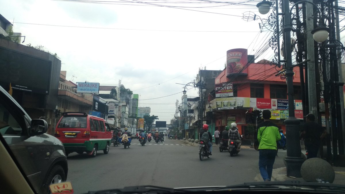 dhana229's tweet photo. @PRFMnews perempatan jl sudirman-gardu jati mati lampu lalulintas...tdk ad polisi..ad pa ogah doank... https://t.co/xfuIccJHyR
