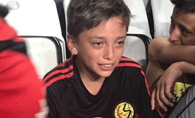 4mevsim26's tweet photo. 'Baba EsEs kapanmayacak değil mi? ' 
#EskişehirSpor #EsEs #Efsane #SenideUnutmadıkKardeşim https://t.co/eIwdWl0kWS