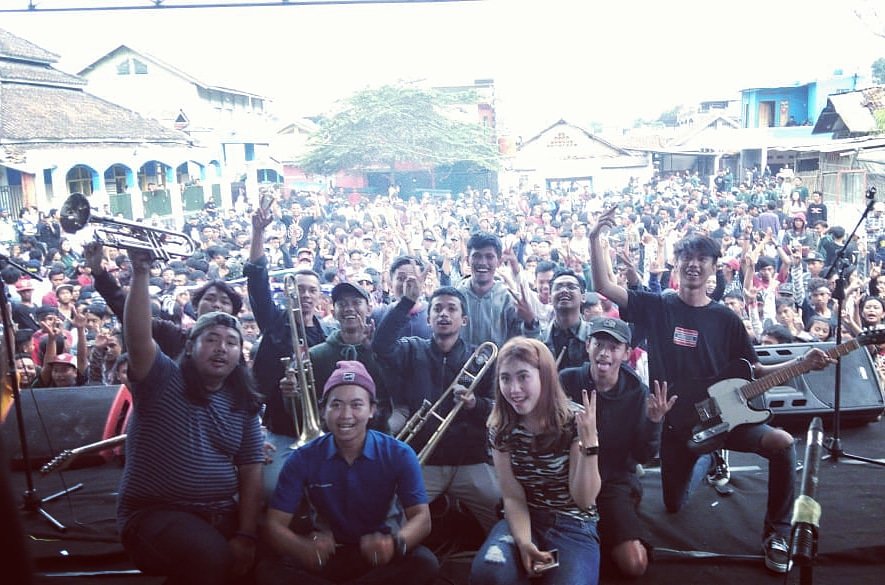 Alhamdulillah beres panggung pertama kami setelah sekian lama menghilang 😊🐱terimakasih warga pamuncatan dan seluruh panitia independent youth movement ..

See u next time