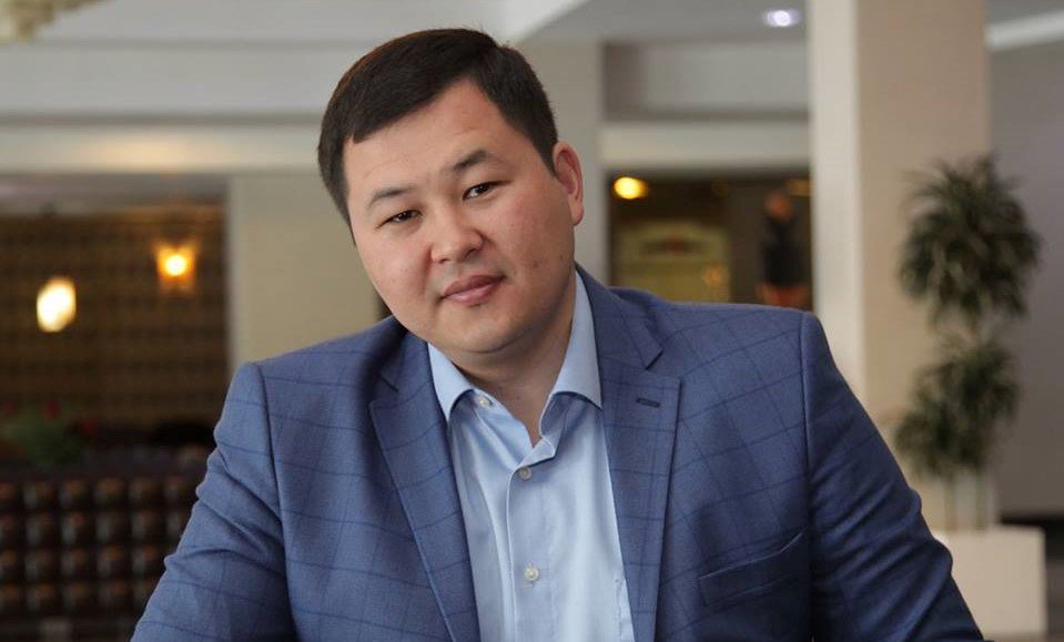 «Мегаком»ни «Республика — Ата-Журт» партиясининг депутати Акилбек Жамангулов бошқарадиган бўлди. У алоқа оператори етакчисининг йирик миқдордаги маошидан аччиқланган эди. Жамангулов ким ва нимаси билан таниқли эканини айтиб берамиз.
uz.kloop.asia/2018/10/24/meg…