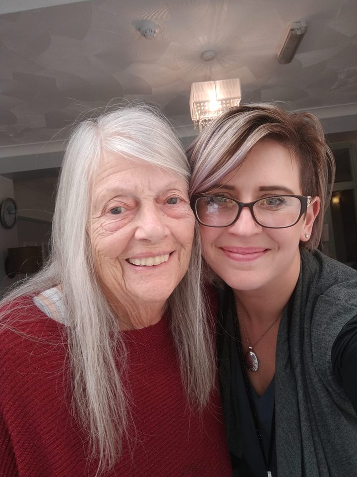 Hi there! We are Braemar Lodge and we are new to Twitter!
The first thing you need to know about us here at the lodge is that we are a family. We all live together as equals. 
Braemarcare. 
The finest care in Southend ❤❤❤🍎🙏
#Twitter #news #carehomes #dementia #caregivers