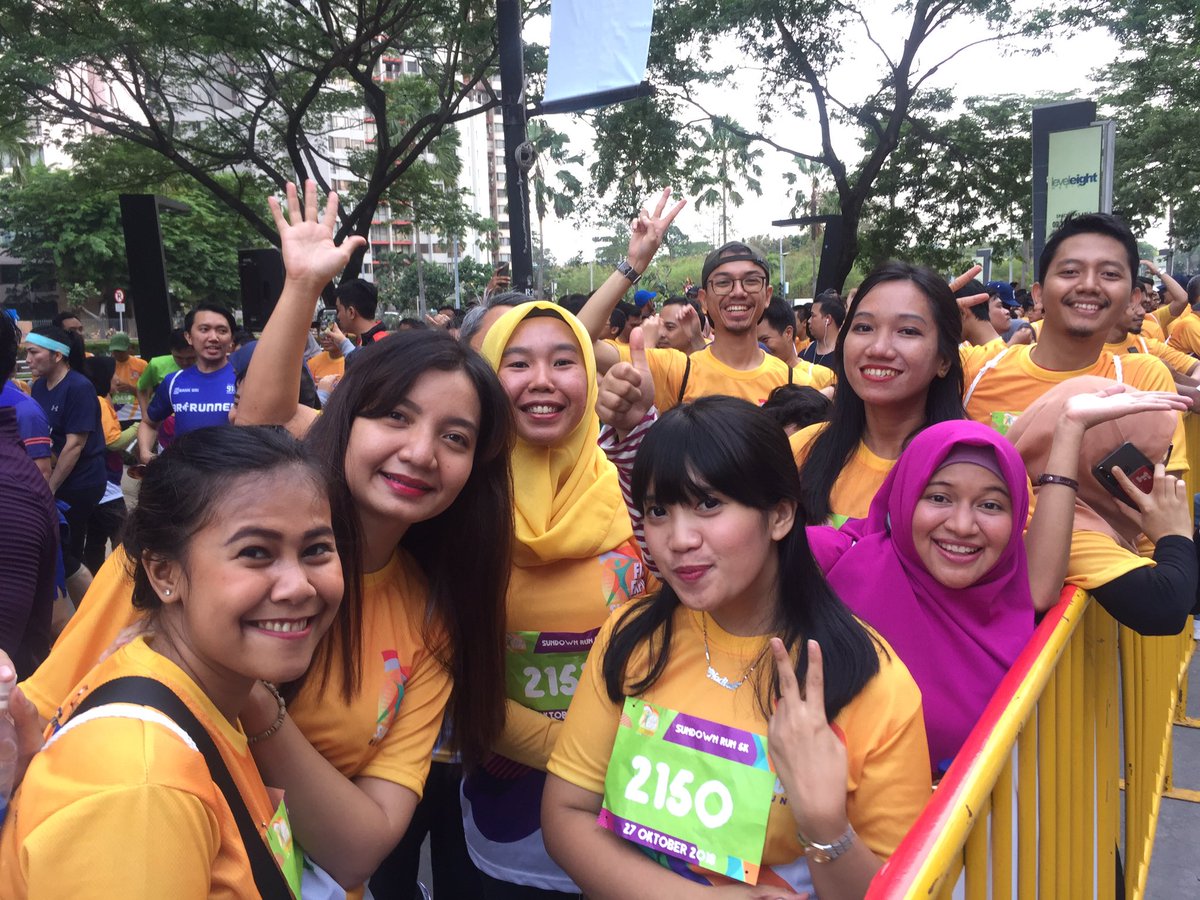 BNI's tweet photo. Keseruan para peserta Sundown Run sesaat sebelum dan setelah start Sabtu kemarin.

#BNI46 #FINexpo2018 #Semuainklusiperlindunganpasti #SunDownRun #BNIEvent https://t.co/QzSbRArEmc
