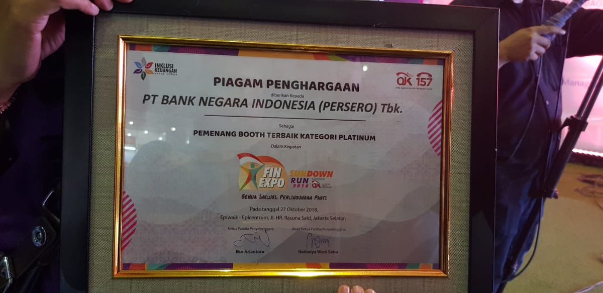 BNI's tweet photo. Pada kesempatan kemarin, BNI juga mendapatkan piagam penghargaan sebagai Pemenang Booth Terbaik kategori Platinum nih, Sahabat BNI. Senangnya 😍

#BNI46 #FINexpo2018 #Semuainklusiperlindunganpasti #SunDownRun #BNIEvent https://t.co/yqB9yjJGCZ