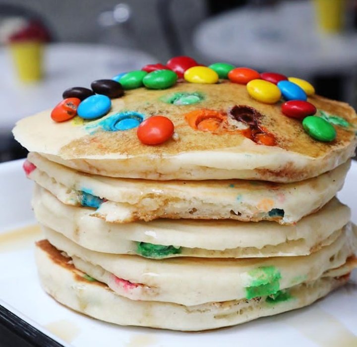 PancakeHubNG's tweet photo. It's a new work week.
We need the push.
We need the motivation.
We need inspiration.
Have yourself a fun-filled week.
#funfetipancakes #colorfulpancakes #mandm #newweek #mondayislit🔥 #pancakes #stack #funmeal #funweek #monday #MondayMotivation https://t.co/zxVS7bwvRJ