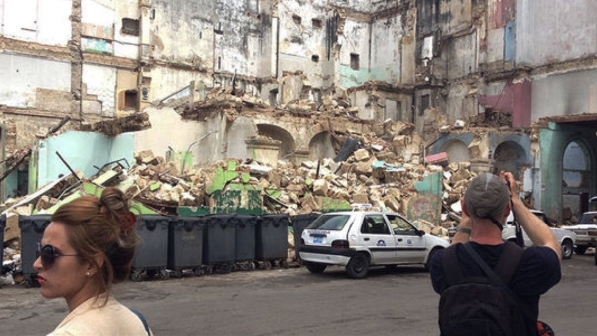 barbara_bitar's tweet image. En el capitalismo trabajas y te compras tu casa En el comunismo como #Cuba los miembros del clan #Castro #Espin @DiazCanelB y su junta militar se mudan a casas que fueron robadas a sus propietarios legítimos y lo peor mientras los cubanos ganan 23usd/mes y viven en ruinas