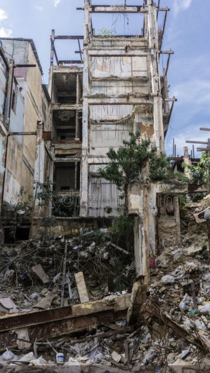 barbara_bitar's tweet image. En el capitalismo trabajas y te compras tu casa En el comunismo como #Cuba los miembros del clan #Castro #Espin @DiazCanelB y su junta militar se mudan a casas que fueron robadas a sus propietarios legítimos y lo peor mientras los cubanos ganan 23usd/mes y viven en ruinas