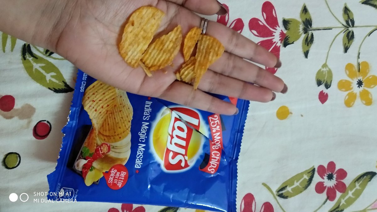 nimmis_dev's tweet photo. @LAYS This Is Wat U ppl offer us at RS 5???? With the tag 25%  more Chips?? https://t.co/KePtsn2I4g