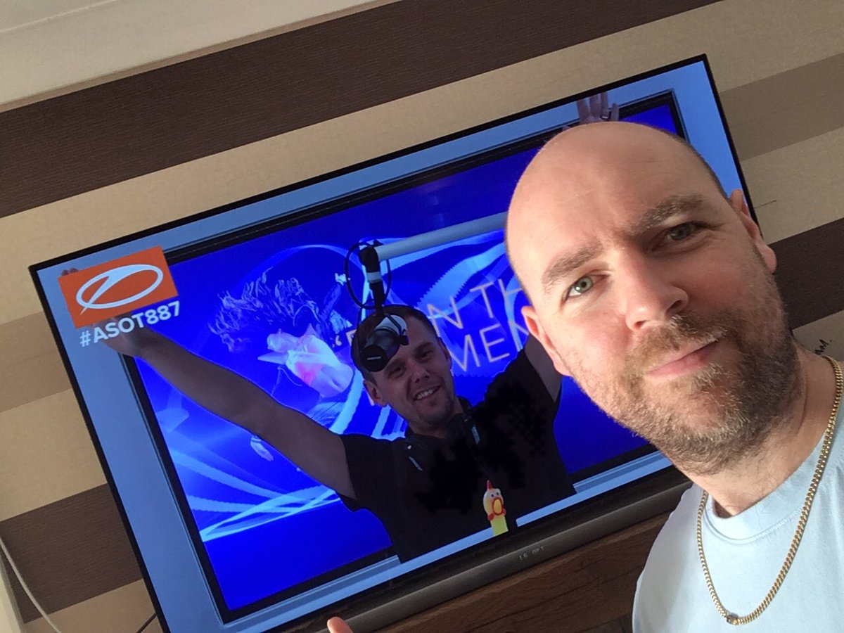 jasonlund81's tweet image. When your surgeon tells you to keep moving post knee operation, there’s only one way of doing it!
@arminvanbuuren @rubenderonde #ASOT887
#youtube