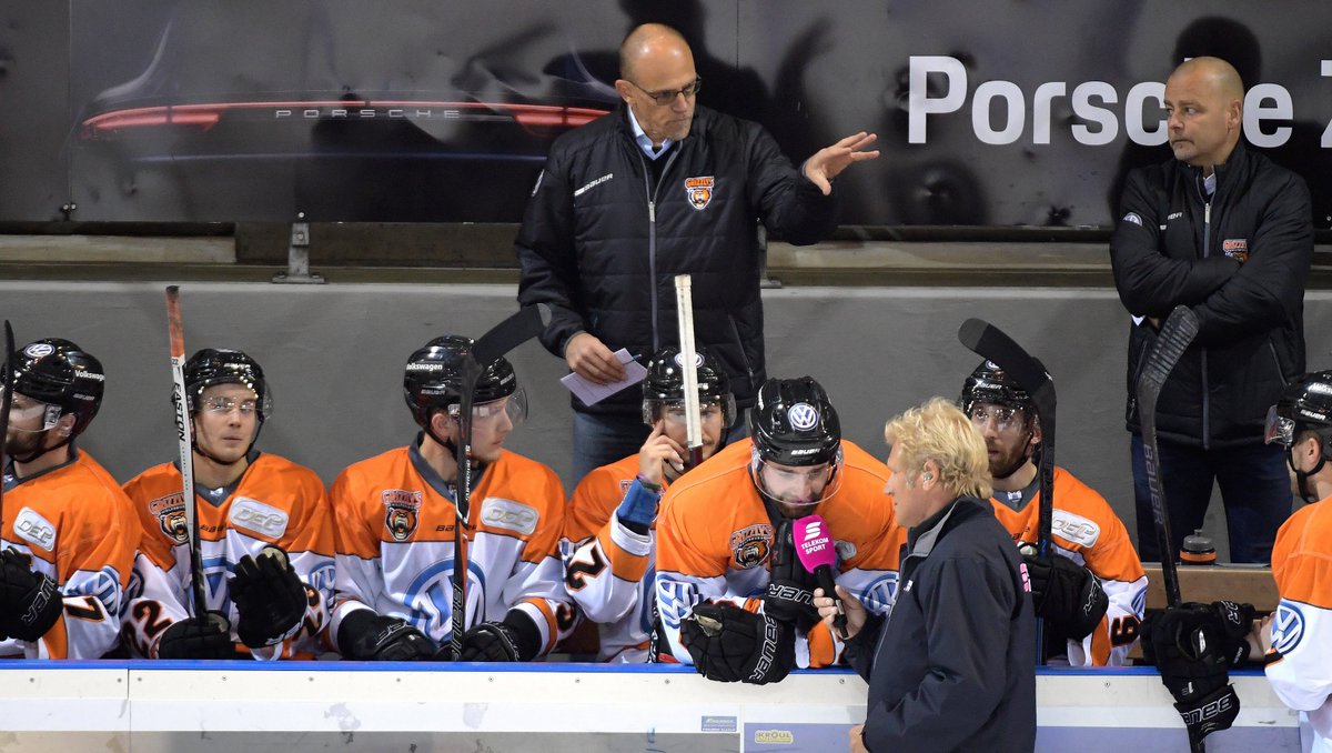 grizzlys_wob's tweet photo. #Grizzlys-Coach Hans #Kossmann im Gespräch: https://t.co/mTiy94mft0 https://t.co/QGgfiowv1J
