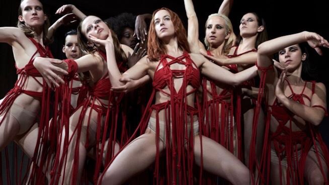 tattwa_channel's tweet photo. Potężny finał #aff9: „Suspiria” podzielą widzów i zbiorą oceny od 1 do 10, ale strona wizualna i choreografia rzucają na kolana tak czy inaczej. Obłąkany, klimatyczny, niepokojący... horror feministyczny? Tilda jak zawsze wspaniała, Johnson przerażająco piękna. Lubię to! #aff9 https://t.co/ekg41nJxKP