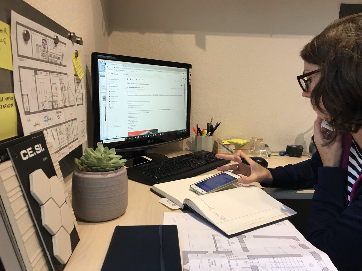 2 téléphones, les plans, les échantillons, les catalogues en ligne... Beatriz travaille dur pour avancer sur magnifiques projets !!!

valeriebarth.com
#happyjob #projetsurmesure #decorationprojets #renovationcleenmain #architectureintérieure