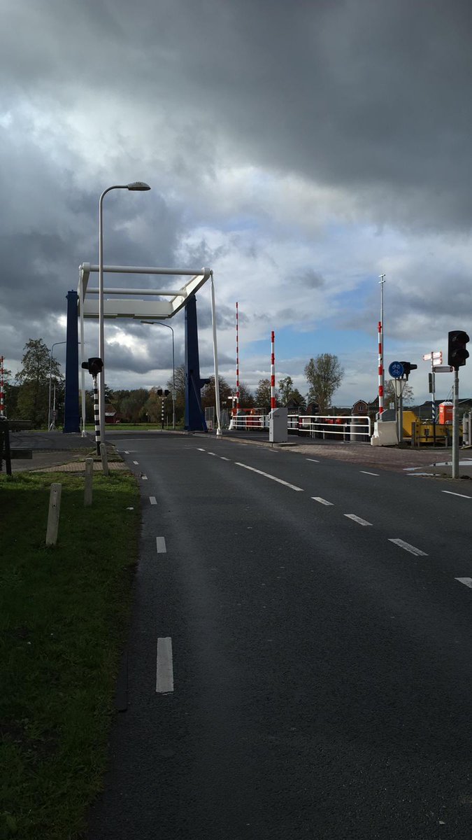 provgroningen's tweet photo. De Meerwegbrug bij Haren @GemHaren ligt sinds zaterdagmiddag weer op zijn plek. De komende dagen vinden hier nog afrondende werkzaamheden plaats. Daarbij kan er nog kleine hinder voor het verkeer zijn. #werkzaamheden https://t.co/4TPVpJvvwS