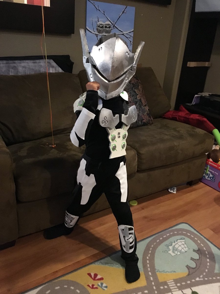 c00lb3ans's tweet photo. Here we go again...
Last year’s Genji vs this year’s Drift #overwatch vs #Fortnite #driftcostume #3DPrinting #DriftMask https://t.co/4s12i0PGMW