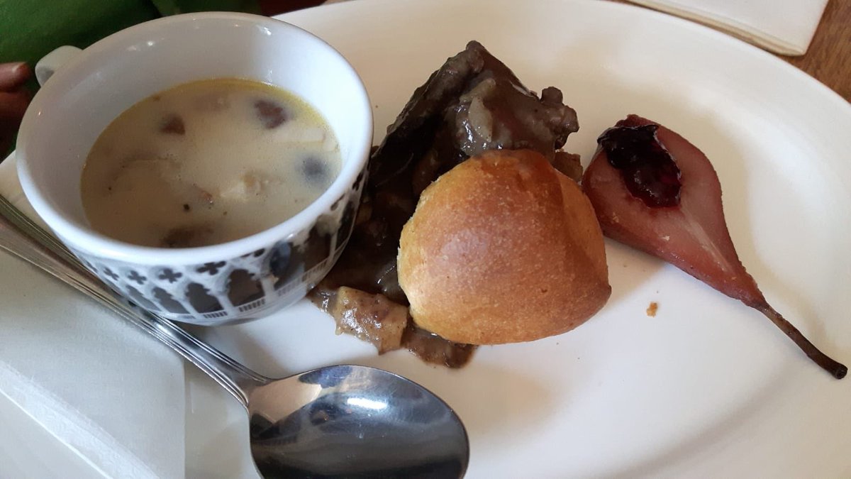 BCJump85's tweet image. Een zeer geslaagde kroegentocht: rondje om de kerk. Een top lunch bij @Kawop